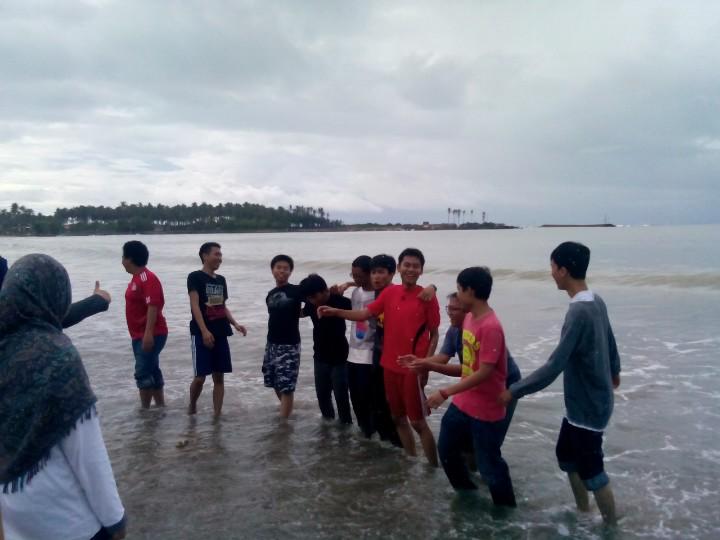 bemfmipaipb's tweet photo. dan pertandingan tarik tambang antr tim 49 cowok dan tim 48 cowok dimenangkan oleh tim 48 cowol #farewellmen #sciNOW http://t.co/600zWhMHBb