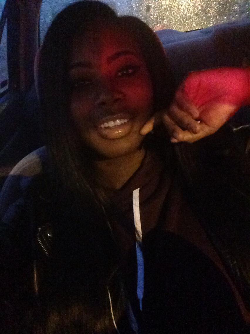 Ahniyah_SB's tweet photo. Red light selfie!๐ฆ#FakeAssSmile #PearlyAssTeeth http://t.co/OkeSCyFKQJ