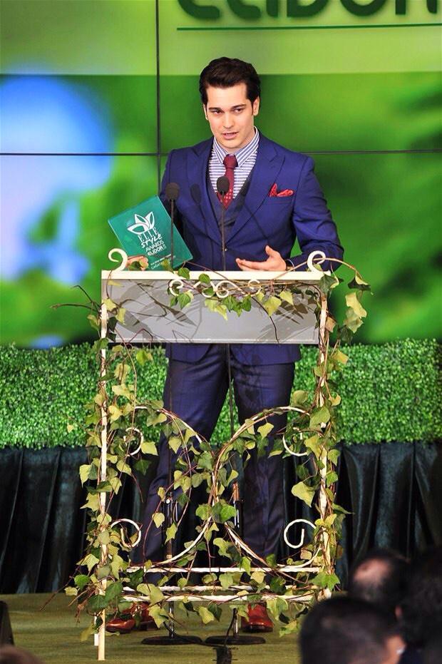 TeamUlusoy's tweet photo. Yılın Erkek Oyuncusu: Çağatay Ulusoy! @cagatayulusoyy #ELLEStyleAwards http://t.co/UBW8J9Loxt