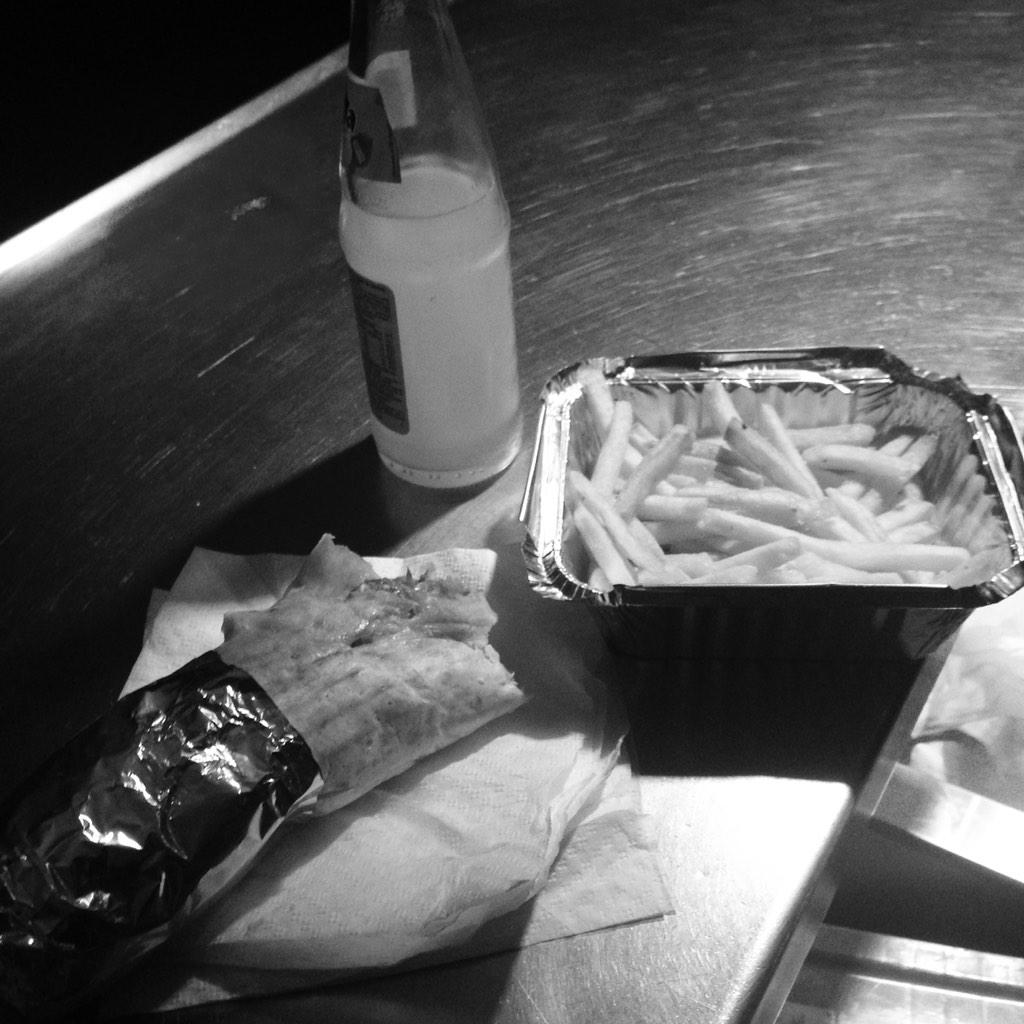 RoCleGuz's tweet photo. Cenando solito en @pubAlCapone espero que sea una de las pocas veces, prefiero estar con @SoniaJulianL y mi peque. TQ http://t.co/dzukNxD1NL