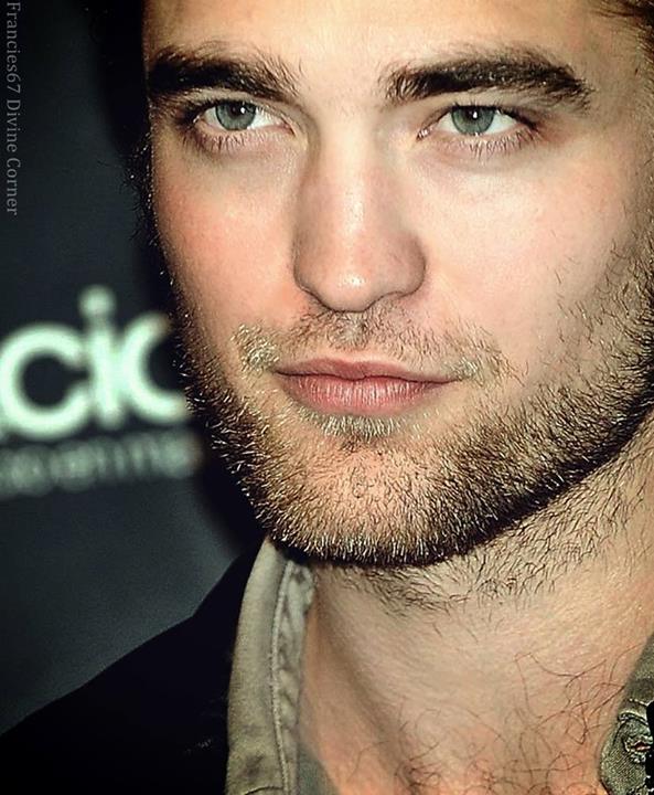 78Babie's tweet photo. “@Pattinson_AW: Bonsoir!

2009 http://t.co/4VwfeUshRt”