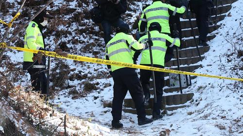 지난 4일 오후 1시쯤 수원시 팔달구 경기도청 뒤편 팔달산 등산로에서 등산객 46살 임 모 씨가 검은색 비닐봉지 안에 머리와 팔이 없는 상반신 시신이 담겨 있는 것을 발견해 경찰에 신고했습니다.