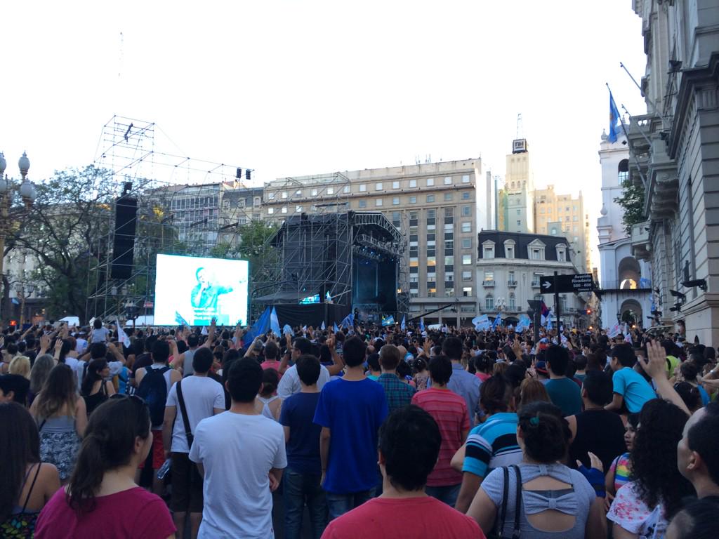 Levantamos su nombre en alto