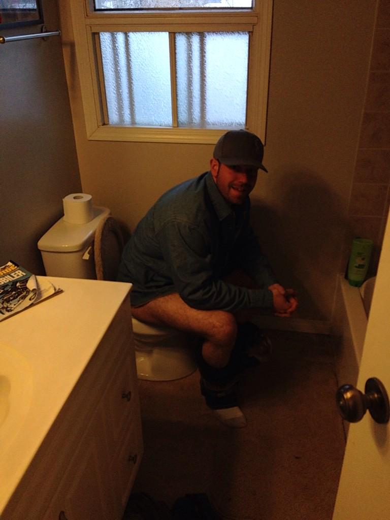 RodeVold's tweet photo. I thought grizzly bears only shit in the woods? Guess not! http://t.co/dISsoMb41r