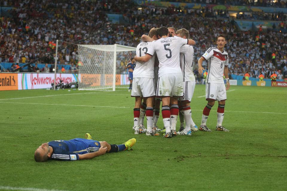 Emmanuel2791's tweet photo. "@Narrie6: "@FootballFunnys: When you concede a last minute goal on FIFA http://t.co/SceWb0oipH"@Emmanuel2791" n Stukkie van jou siel sterf!