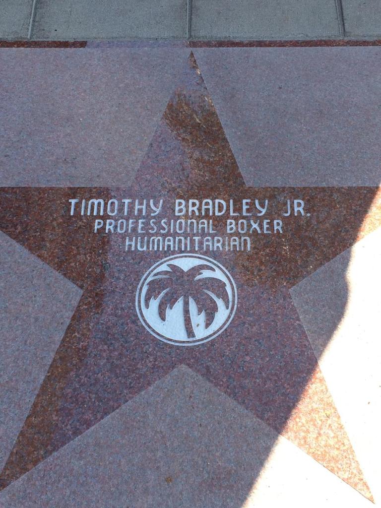 trboxing's tweet image. Congrats to @Timbradleyjr for receiving a star in his native Palm Springs on the Walk of Stars.