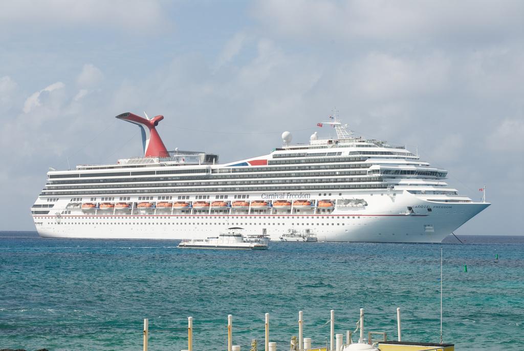VICENews's tweet photo. Cruise ships dump one billion gallons of sewage into the world's oceans each year: http://t.co/5bEAcZd2rg http://t.co/KvYlnyLRSZ