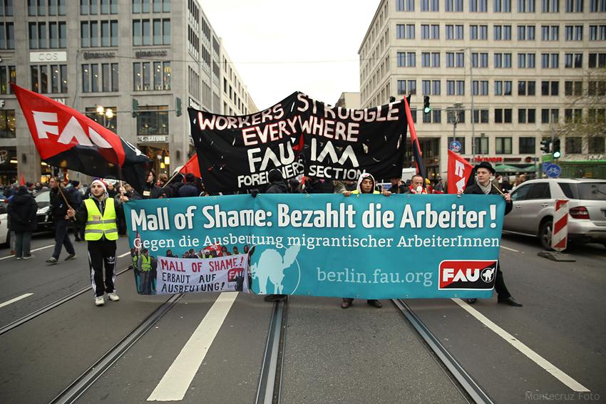 Montecruzfoto's tweet photo. #MallOfShame @FAU_IAA in conflict about unpaid for constructionworkers in #MallOfBerlin +info: http://t.co/ESrEASDIGw http://t.co/TgV57Eedf3