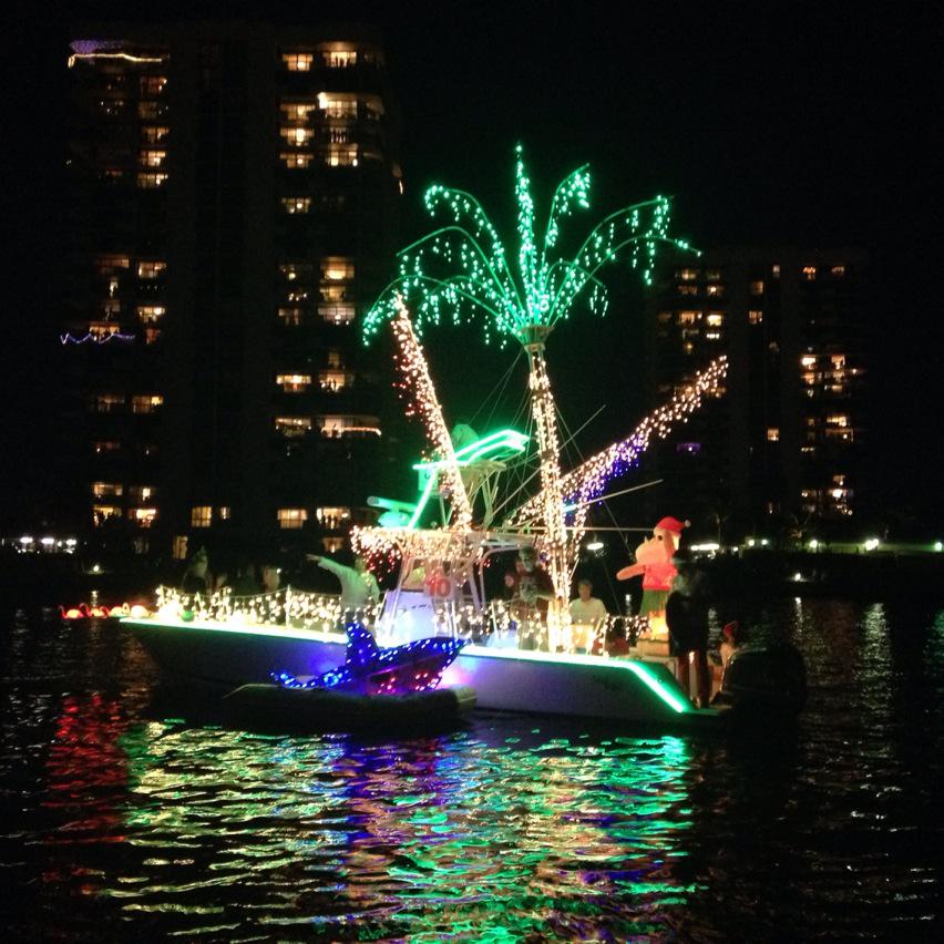 wpbf_sandra's tweet image. Happy Holidays from the Palm Beach Boat Parade! #sparklingwaters