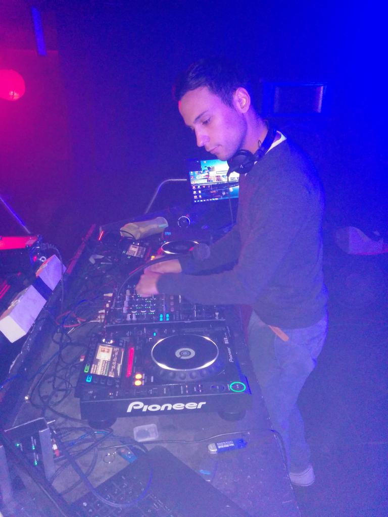 JUANBELLDJ's tweet image. Comenzamos Sesion #SabadoNoche  en @SalaMarilyn #partyBall y en unos minutos nos vemos en @AstorPub @MasterLiveG