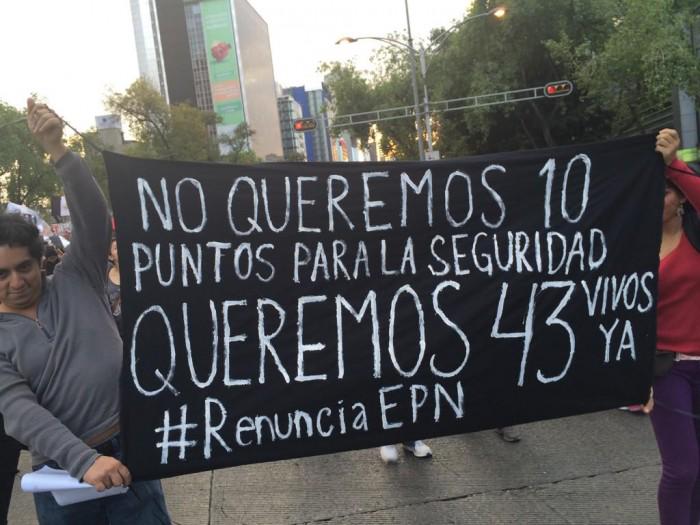 Revolucion3_0's tweet photo. “No queremos 10 puntos para la seguridad, queremos 43 vivos ya”

http://t.co/rdYUAfQWwl #YaMeCanse2 http://t.co/okbuWFhJok
