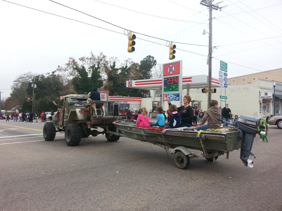 EdistoConcerns's tweet photo. Even had a dog in the @WagenerSC Christmas Parade on @BusbeeTrucks Swamp Buggy. http://t.co/WODDuY9KJR