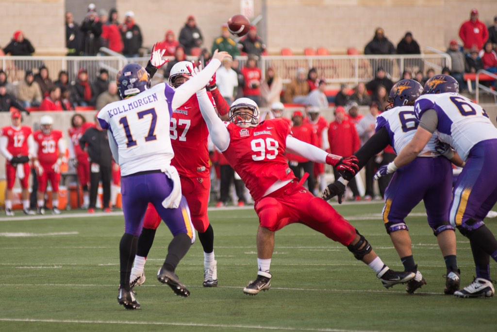 IllinoisStateU's tweet photo. Go Birds! The Hancock winning streak continues! #BackTheBirds http://t.co/HlDy6uRJVm
