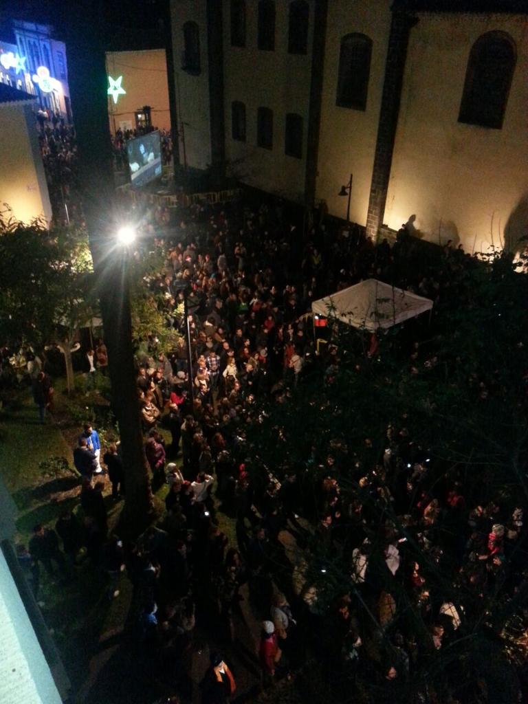 LNBLaguna's tweet photo. Ariel Rot llena la Plaza  de la Concepción  #LNB2014 http://t.co/DSBKxATdIn