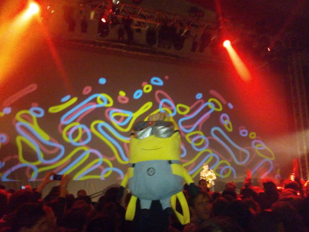 Toutelaculture's tweet image. #Trans2014 , .@TooManyZooz , ambiance le hall 8, les minions sont même la!