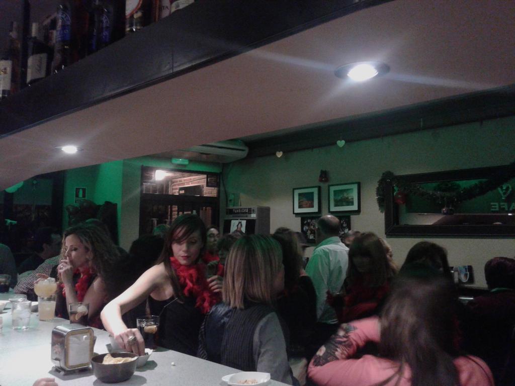 BarCoyote_'s tweet photo. Empezando la noche!! Con despedida de soltera y todo ;) http://t.co/zSOR5Mf1WN