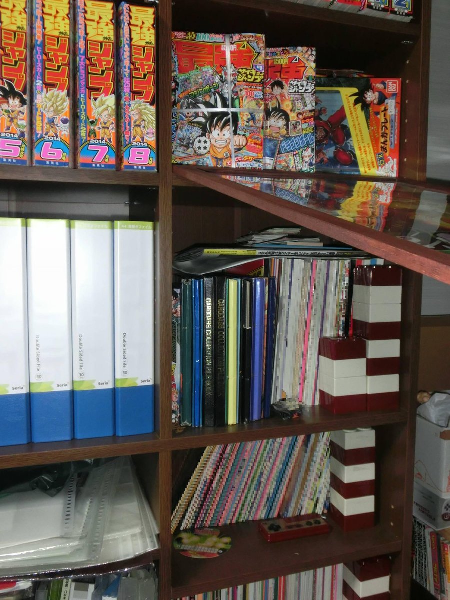 Twitter पर ペキンさん 最強ジャンプ１月号ふろくのb3ポスター ダイソーで売ってるb3サイズのポスターフレーム 400円 に入れて本棚にぶら下げてみました こうすると壁が無い部屋でも飾れる オススメ しかも薄くてやましい本が隠せるので さらにオススメ Http