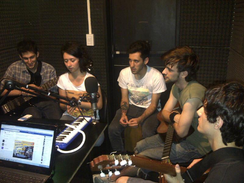 MSComprimir's tweet photo. @nuxprogresivo se anima al formato acústico por primera vez en MSC y así suenan http://t.co/qYPcXhzIDQ