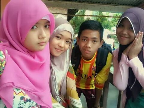 Ramdi_com's tweet photo. Happy with friends http://t.co/ovdnHUsjbV
