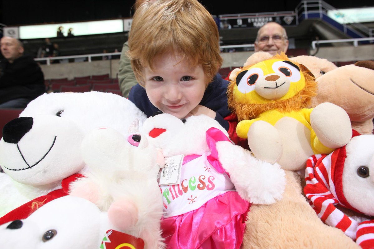 cjrelke's tweet photo. Ever seen a bear fly? They will when your @WHLGiants score their first goal tonite v @BladesHockey puckdrop at 7. http://t.co/Ju3zLeWR1L