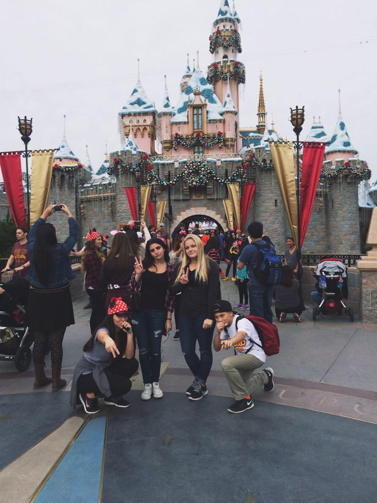 madison_neff's tweet photo. Awesome day at D-land yesterday!! 😻🎄 #hbdlauren #staytunedforpart2 💓 @ValdezLauren @rochellee_lynn http://t.co/BYqd5f9YtK
