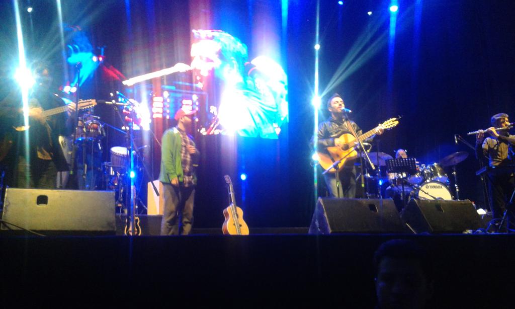 Despiertafest's tweet photo. Cerrando el @Despiertafest el crack de @tonijuayala acompañando a @k_Johansen http://t.co/draspZ5KeW