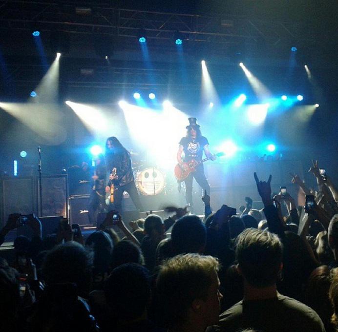 M_SlashColombia's tweet photo. Magnífico!! @Slash & MKC esta noche en Reykjavik, Iceland #EuropeanTour2014 http://t.co/KmBTMMH0a2