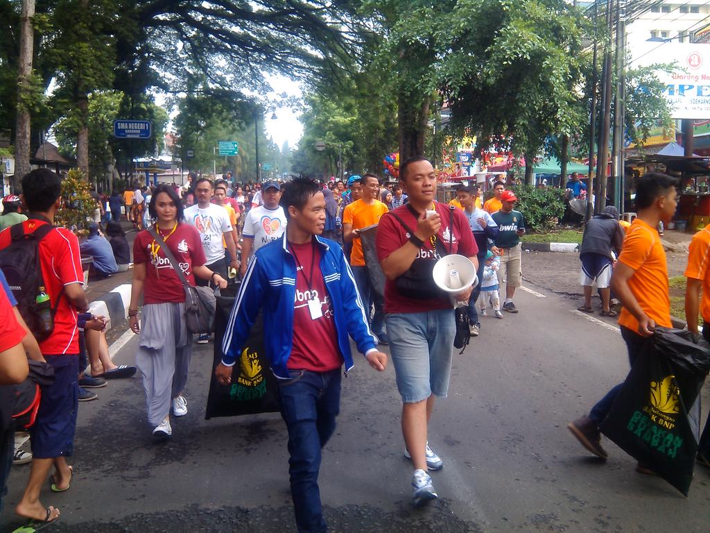 Gerakan Pungut Sampah CFD Dago o/ @Bank_BNP cc : @ERWINMADMORON @BDGcleanaction @hero_bandung <a href="/ridwankamil/">Ridwan Kamil</a> <a href="/GPSbdg/">#GerakanPungutSampah</a>