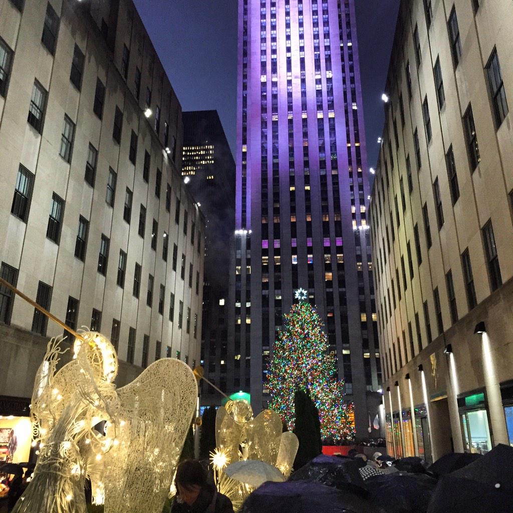 itskac's tweet photo. OK. I'm ready for #Christmas now. Somebody ... buy me something! 😜🎅🎁🎄#RockCenterXMAS #Believe #NYC #Holidaze http://t.co/YjOfjv81iy