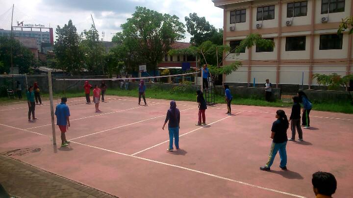 emsi_ub's tweet photo. Pertandingan berlangsung seru dan ramai di volly dinastiik cup. @siub2012 vs @si_ub11. Semangat rek! :3 http://t.co/SLcj4d1cFy