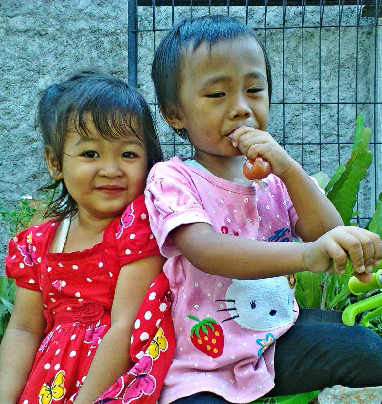bayu_th's tweet photo. #lala #rara #minumjamu via #Camera360# http://t.co/gwPzk3Ct7V