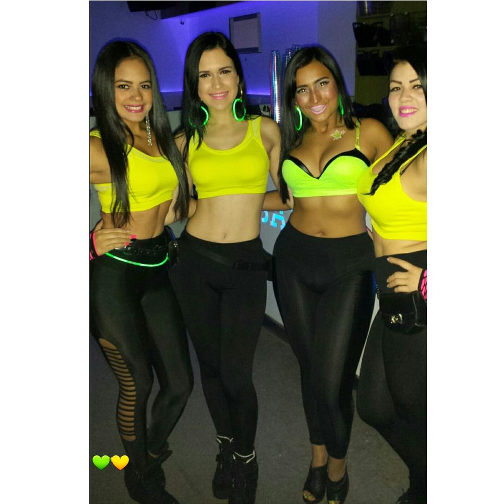 Karen_FlakSoto's tweet photo. Ready for tonight "GLOW IN THE DARK PARTY"💚💛🎉
#sllounge #slgirls http://t.co/5hcGhrB5Tv