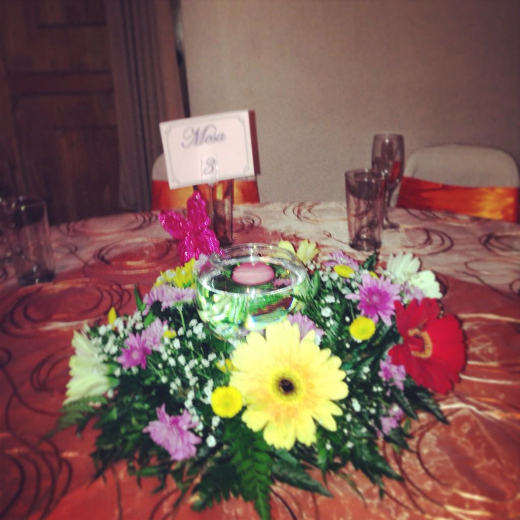 JessysFlowers1's tweet photo. Que jornada!!! #HotelRadisson #HotelCountryInn #SaladeeEventosLaFinca http://t.co/vQ3WYbtxdo