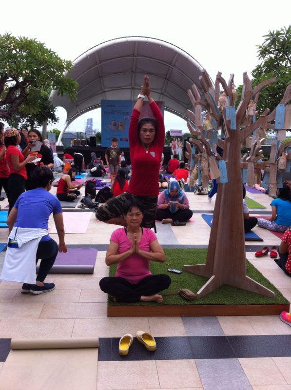 pineappleda's tweet photo. Morning yoga! :D 
#bearbrandgold #glowfrominside http://t.co/v4eQcKKK5K