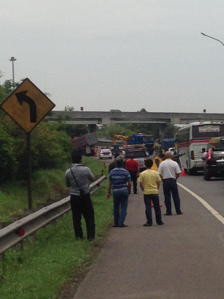 RadioElshinta's tweet photo. 12.20: Imbas penanganan kecelakaan di KM 67 Tol Cipularang arah Jakarta, lalu lintas tersendat. via @roni_aka_onay https://t.co/Vs0jLQuerF
