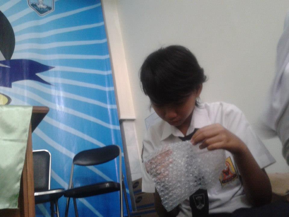 7G8H9H's tweet photo. #mercurypapchallenge sekar lagi serius mecahin begituan wk XD @sekar990807 #mercurymemory http://t.co/qRlhSAqHI2