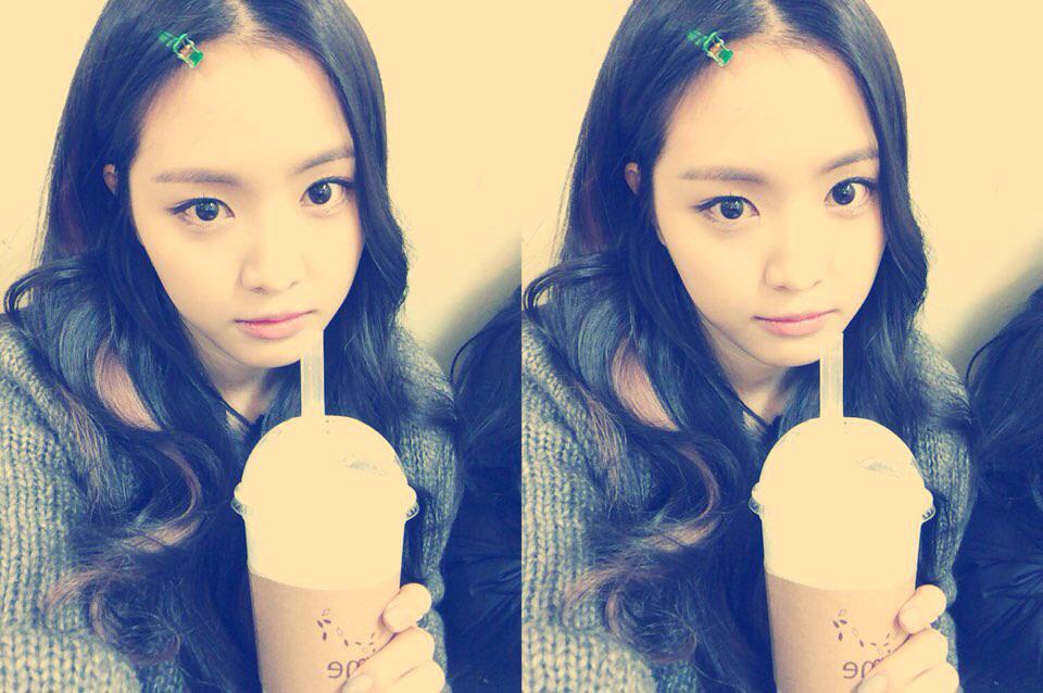 Apink_2011's tweet photo. [#나은] 잠시후! 인기가요 #LUV 무대 기대해주세요!! 추우신데 와주신 팬분들 그리고 다른 곳에서 응원하고 계신 팬분들 모두 모두 감사드려요!!! http://t.co/sCe4hwTLJ4