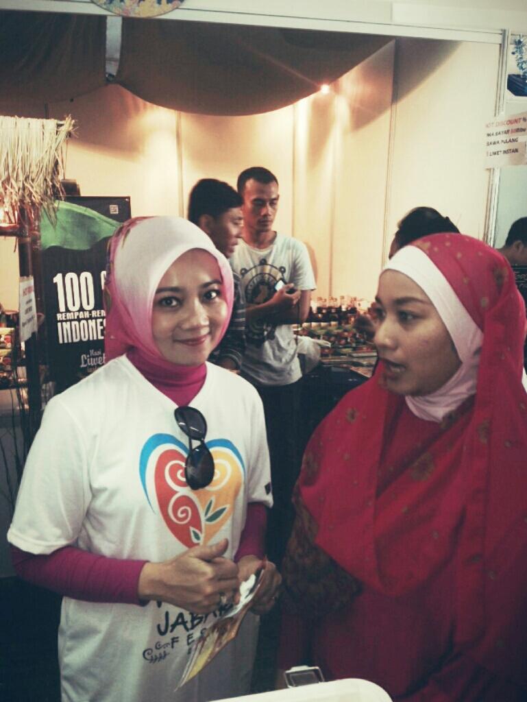 bebitang's tweet image. Haturnuhun ibu Atalia Kamil sdh mampir di booth kami di Wubi Jabar Fest Bank Indonesia, Bandung. Cc: @ridwankamil ☺