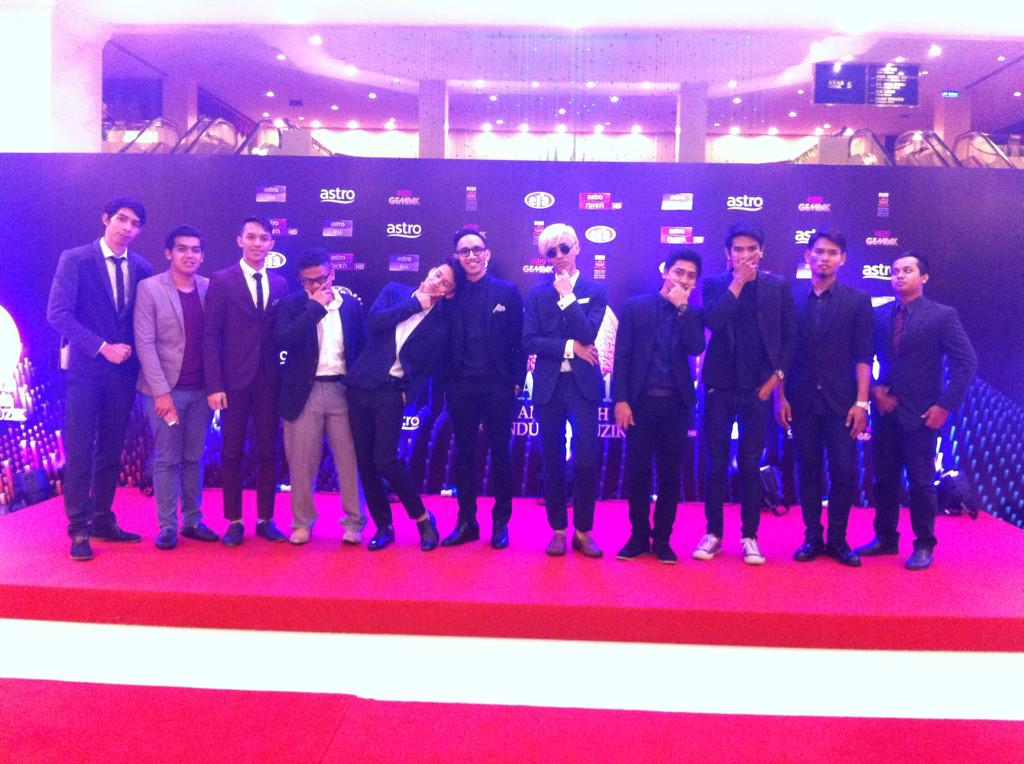 #AIM2014 red carpet with <a href="/HWCband/">H.W.C</a> and @boxforletters . Great night! 😊