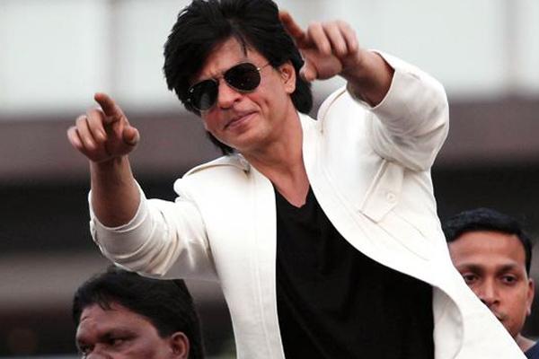 _soo1144's tweet photo. Shah Rukh Khan: The badshah of generosity http://t.co/zT8ElyyKBN… http://t.co/CtoOrBFDcd"