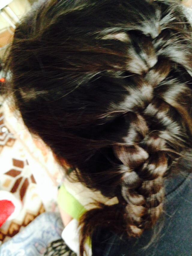 2525ruridayo's tweet photo. 妹の髪の毛アレンジした✨
編み込みもっとうまくなりたい😔😔 http://t.co/LIqUrFaB0s