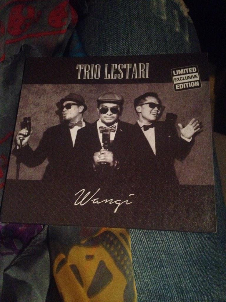 TrioLestari's tweet photo. Selamat mendengarkan ππ RT @tiawijaya: cd wajib nemenin dimobil sejak semalemππ @TrioLestari #TLSMusicalConcert http://t.co/wW9EcaWiDS