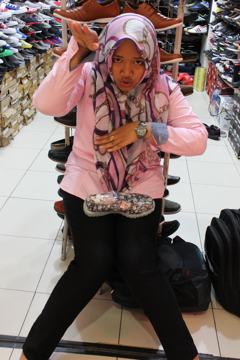 NuzilatulMu's tweet photo. "@eLs_feetry: penjualnya 'lee' maknya exis duluu mamakkcuu 😄😄😜😜 http://t.co/WfE2scFqST"
parah.....