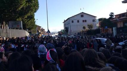 Vale1998Vale's tweet photo. "Nessuno saprà la location degli studi."
Cit. Marco Morini 
MA CERTO MARCO, CERTO👍
#1D4U
#1DatRome http://t.co/751W0zWAkD