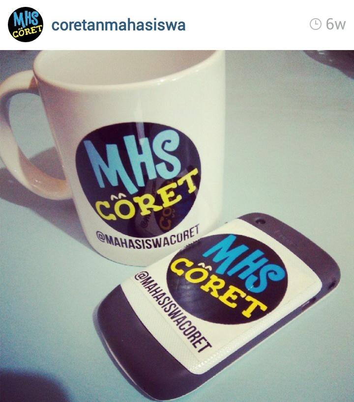 Mau? Stiker, Mug, Pin dan Kaos Coretan Mahasiswa? Hubungi 085736121217. Nih>> 10 pembeli pertama akan dapet 'BONUS'.