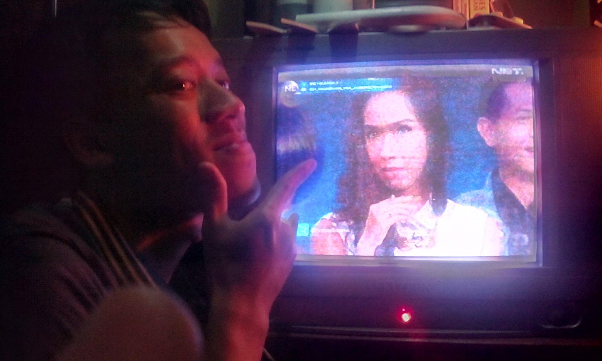 boimw's tweet photo. #netmiliuner_1 jawabannya NE ,disini ada setan di net tv ada ada sarah sechan acaranya orang2 kece ,,, http://t.co/h4vTYqH9ER