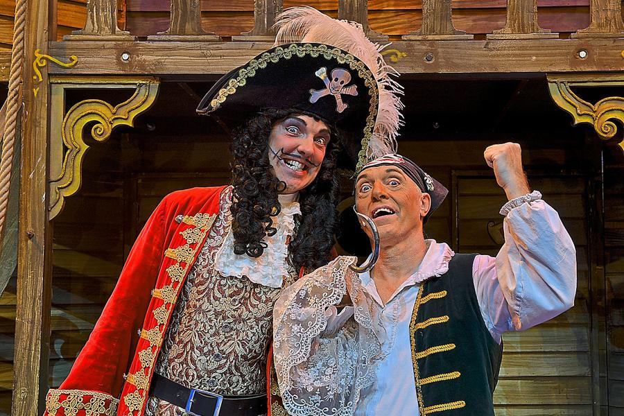 Peter Pan and pirates have families hooked at #Shrewsbury's Theatre Severn panto shropshirestar.com/news/2014/12/0…