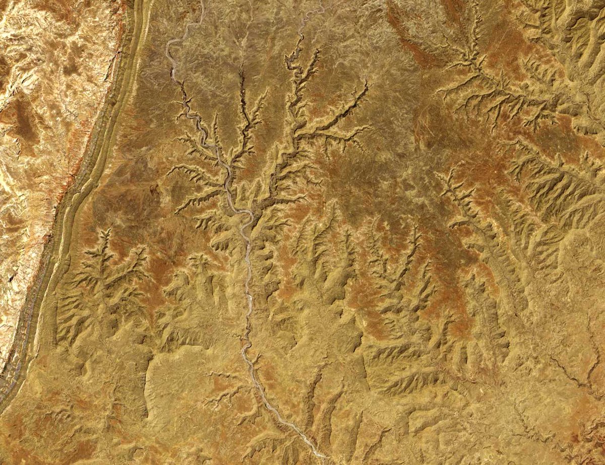 SkyImageLab's tweet image. In 2005, The Advanced Land Imager captured this image of part of the Kaiparowits Basin, Utah. bit.ly/1zOJpzj