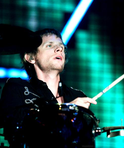 Happy birthday to the more good, great and lovely drummer in the world! Cheers :D 