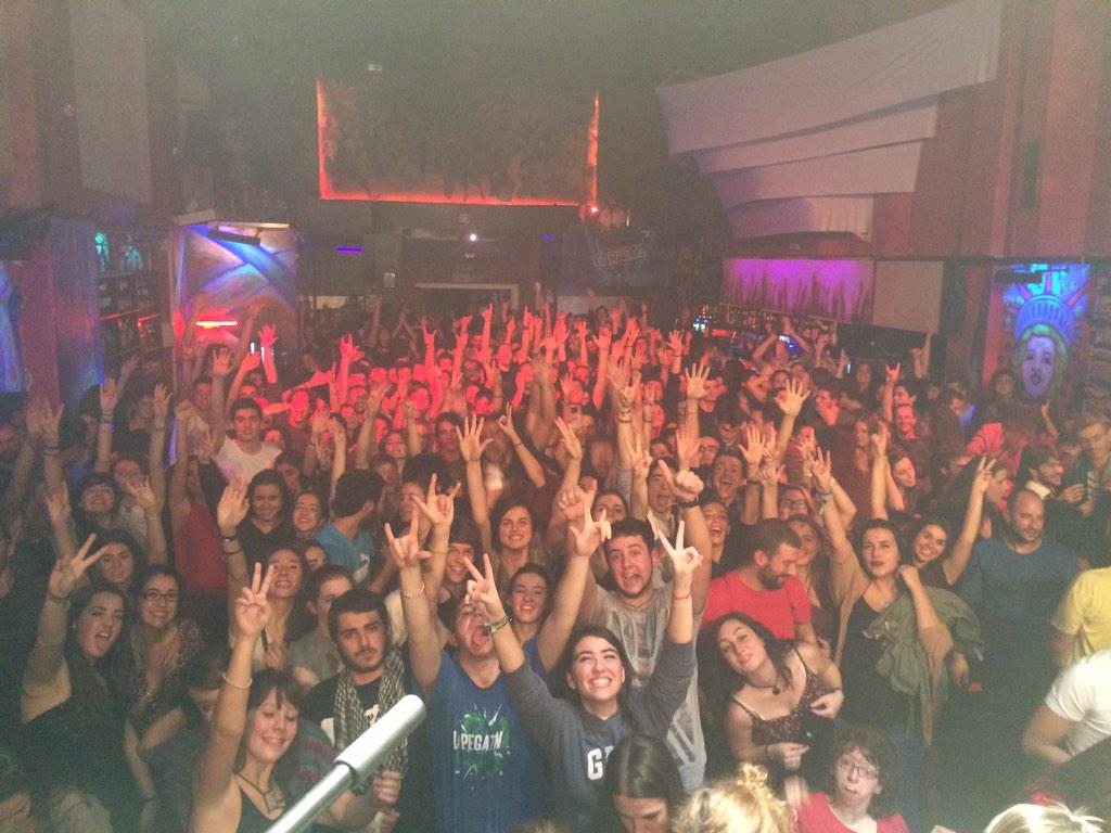 Saxo_Avatar's tweet photo. @Loulogio_Pi @RozalenMusic @nendelahipoteca @ninhodelosrecao @AlbertoAlcalaR Qué bien lo pasamos por dios!!! Viva!!! http://t.co/u7a0IKps8q